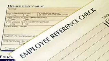 Formular zur Mitarbeiterreferenzüberprüfung auf einem Tisch