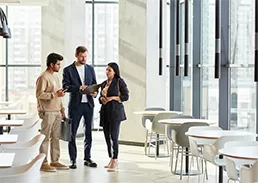 Drei Personen unterhalten sich
